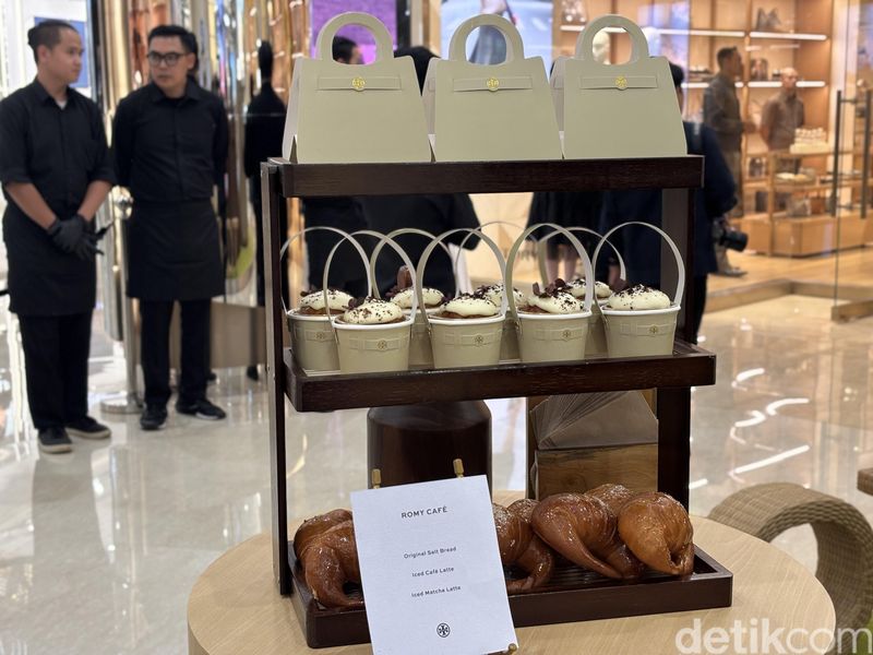 Tory Burch menghadirkan instalasi istimewa Romy Pop-Up Experience di tiga pusat perbelanjaan Jakarta.  Termasuk Senayan City, Central Park, dan Pondok Indah Mall 3.