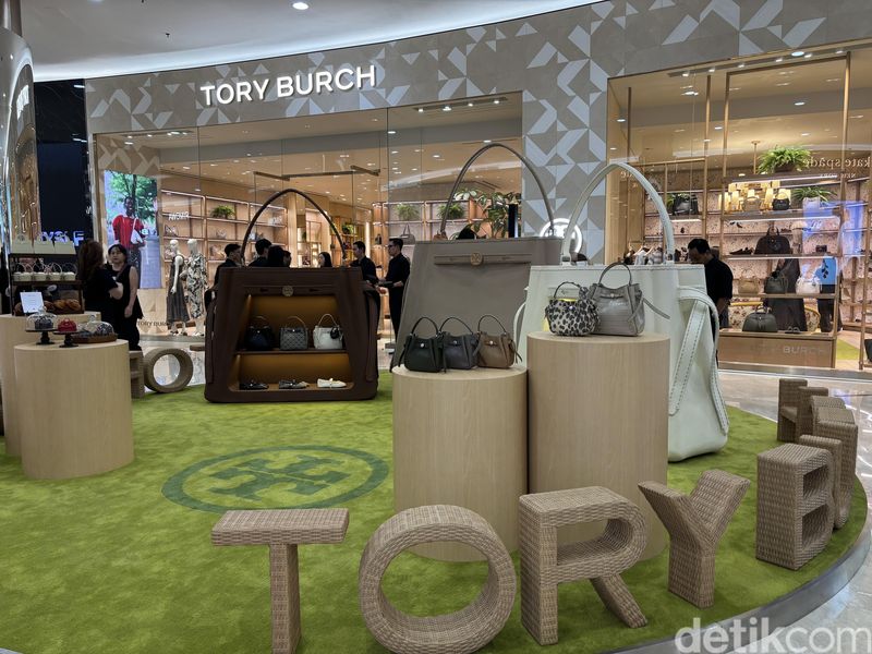 Tory Burch menghadirkan instalasi istimewa Romy Pop-Up Experience di tiga pusat perbelanjaan Jakarta.  Termasuk Senayan City, Central Park, dan Pondok Indah Mall 3.