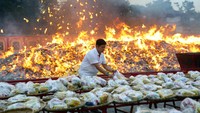 Tradisi Hungry Ghost di Medan, Warga Tionghoa Bakar Kertas Persembahan