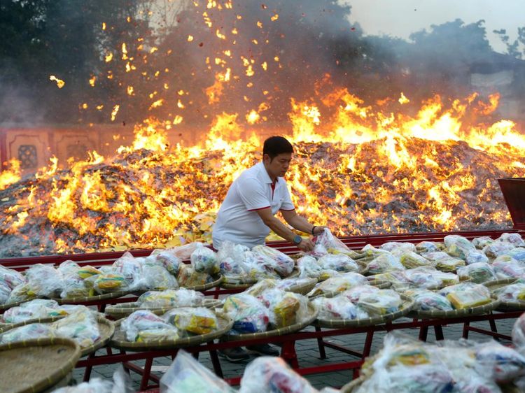 Tradisi Hungry Ghost di Medan, Warga Tionghoa Bakar Kertas Persembahan