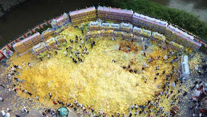 Foto udara warga Tionghoa melempar kertas persembahan sebelum dibakar pada Perayaan Hungry Ghost di Wihara Gunung Timur, Medan, Sumatera Utara, Kamis (27/8/2026).Perayaan Hungry Ghost atau Hantu Kelaparan merupakan tradisi warga Tionghoa yang dilakukan setiap tahun sekali sebagai bentuk memberi makan leluhur dan dipercaya sebagai bekal bagi orang yang sudah meninggal. ANTARA FOTO/Yudi Manar/foc.
