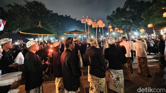 Tradisi Panjang Jimat dalam rangka memperingati Maulid Nabi Muhammad SAW di Keraton Kasepuhan