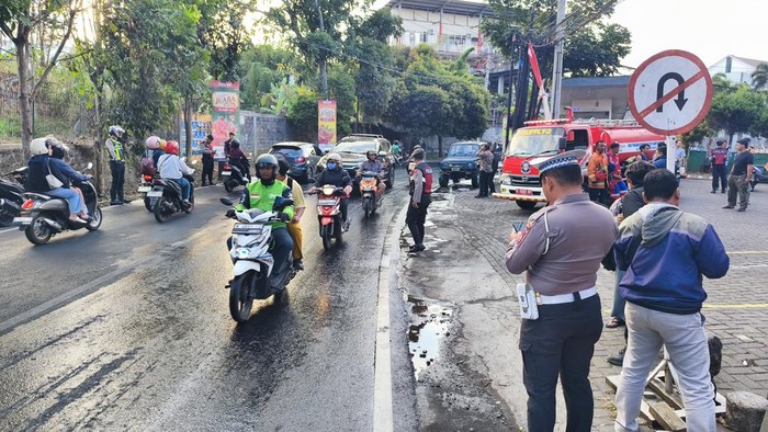 Lokasi truk damkar terguling dan hantam motor di Kota Batu