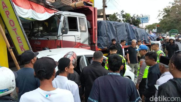 Truk rem blong menabrak 2 mobil dan 1 motor di Magelang Truk rem blong menabrak 2 mobil dan 1 motor di Jalan Magelang-Purworejo kawasan Glagah, Banjarnegoro, Mertoyudan, Magelang, Kamis (27/8/2026) sore.