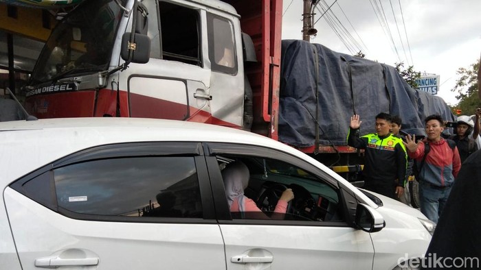 Truk rem blong menabrak 2 mobil dan 1 motor di Jalan Magelang-Purworejo kawasan Glagah, Banjarnegoro, Mertoyudan, Magelang, Kamis (27/8/2026) sore.