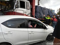 Truk Tronton Rem Blong Hantam Civic-Brio dan Revo di Glagah Magelang