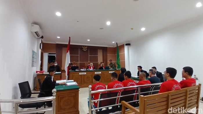 Tujuh terdakwa kasus MT Federal II menjalani sidang putusan di Pengadilan Negeri Batam. (Alamudin)
