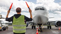 Jangan Remehkan Tukang Parkir Pesawat, Pilot Harus Patuhi Aba-abanya