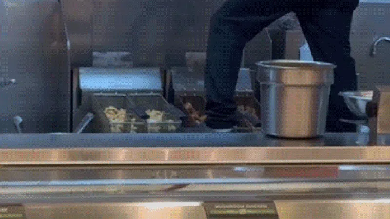 Viral! Pegawai Resto Berdiri di Area Penggorengan Saat Makanan Dimasak Viral! Pegawai Resto Berdiri di Area Penggorengan Saat Makanan Dimasak