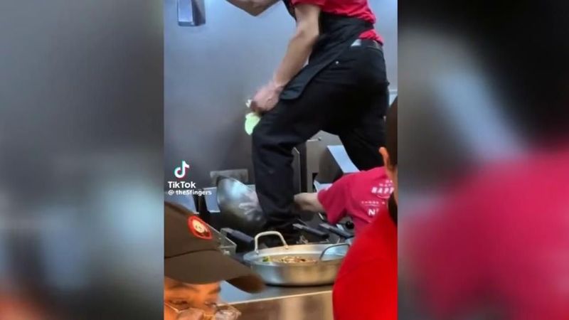Viral! Pegawai Resto Berdiri di Area Penggorengan Saat Makanan Dimasak Viral! Pegawai Resto Berdiri di Area Penggorengan Saat Makanan Dimasak
