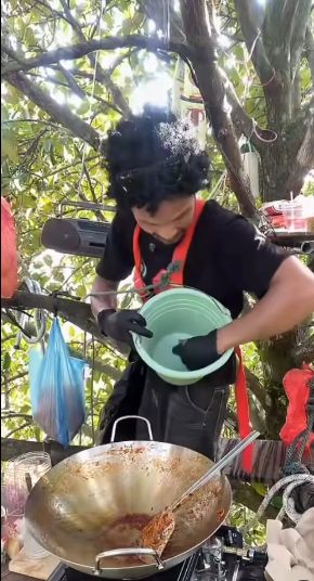 Viral Pria Aceh Jualan Mie dari Atas Pohon, Begini Cara Pesan dan Bayarnya Viral Pria Aceh Jualan Mie dari Atas Pohon, Begini Cara Pesan dan Bayarnya