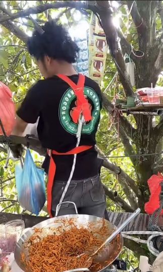 Viral Pria Aceh Jualan Mie dari Atas Pohon, Begini Cara Pesan dan Bayarnya Viral Pria Aceh Jualan Mie dari Atas Pohon, Begini Cara Pesan dan Bayarnya