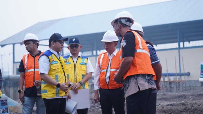 Wali Kota Pontianak Edi Rusdi Kamtono mengecek langsung kondisi Waduk Penepat di Kuala Mandor B, Kubu Raya, Kamis (27/8/2026)