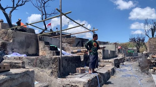 Warga Kampung Adat Sade, Lombok Tengah, membangun tenda bertiang bambu di bekas rumah terbakar. (Foto: (Edi Suryansyah/detikBali)