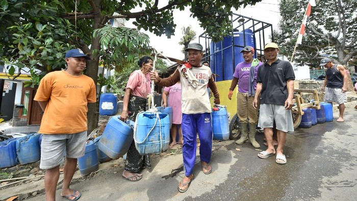 Warga Pasuruan ambil air bersih di tandon