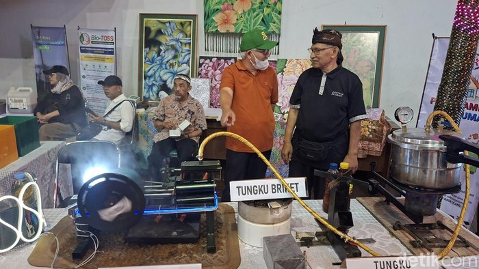 Warga RW 17 Kelurahan Sukamiskin, Taufik Bayu memamerkan pembangkit listrik berbahan bakar jelantah di Sport Jabar Arcamanik Bandung, Kamis (27/8/2026)