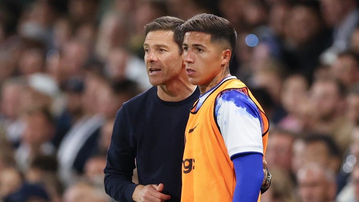 LONDON, ENGLAND - AUGUST 24: Xabi Alonso manager / head coach of Chelsea instructs Enzo Fernandez of Chelsea during the Premier League 2026/27 match between Fulham and Chelsea FC at Craven Cottage on August 24, 2026 in London, United Kingdom. (Photo by Catherine Ivill - AMA/Getty Images)