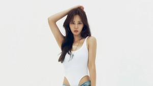 Yuri mengenakan swimsuit putih yang dipadu baggy jeans dan sneakers. (Foto: dok. SM Entertainment)
