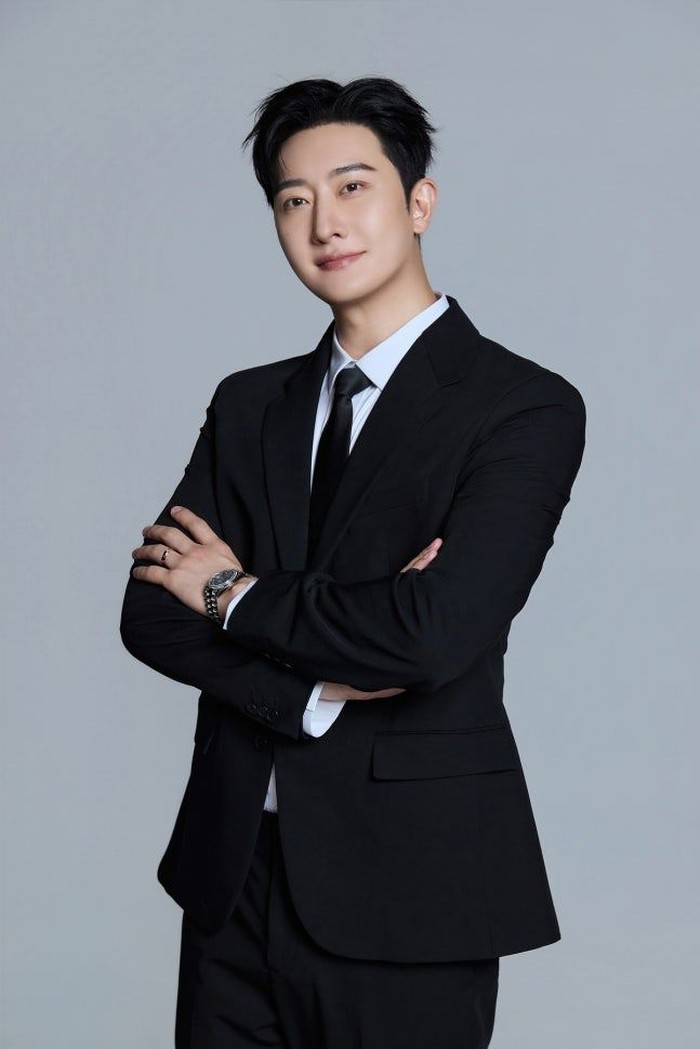 Zhoumi kini menjabat CEO di STE, perusahaan kolaborasi SM Entertainment dengan Tencent Music Entertainment (TME) Group.