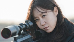 MBC merilis foto-foto terbaru drakor A Bona Fide Killer. Di sini Yu Bo Na (Gong Hyo Jin) terlihat sedang menjalankan misi terakhirnya, empat tahun lalu, sebelum menghilang. Kejadian tersebut kini dikenal sebagai insiden Haegong. (Foto: dok. MBC)