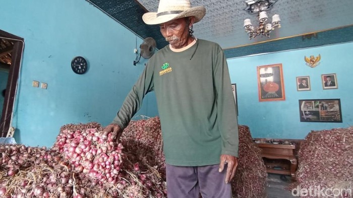 Akad, salah satu petani bawang merah di wilayah Rekoso, Nganjuk