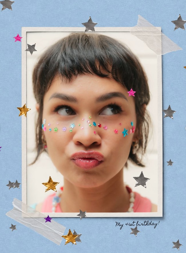 Sementara itu, makeup Andien terlihat fresh dan natural. Ia juga tampak menambahkan face gems di sepanjang bagian pipinya yang semakin memperkuat nuansa playful dari pesta bertema disco tersebut. Foto: Instagram/@andien