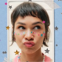 Sementara itu, makeup Andien terlihat fresh dan natural. Ia juga tampak menambahkan face gems di sepanjang bagian pipinya yang semakin memperkuat nuansa playful dari pesta bertema disco tersebut. Foto: Instagram/@andien
