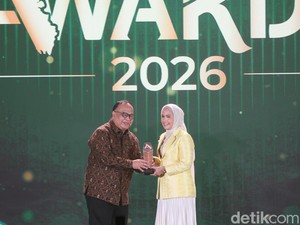 Karmila Sari Raih Legislator Peduli Pendidikan dan Perempuan detikSumatera Awards