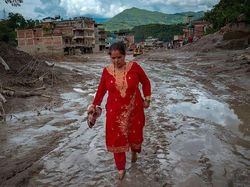 Video Tangis Pilu Korban Selamat Banjir Nepal: Tak Ada Lagi Keluarga Tersisa