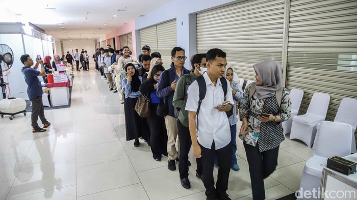 Antusias Pencari Kerja Berburu Lowongan di Job Fair