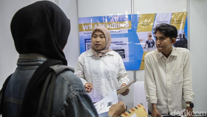 Antusias Pencari Kerja Berburu Lowongan di Job Fair