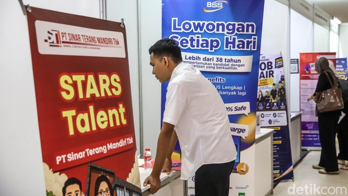 Antusias Pencari Kerja Berburu Lowongan di Job Fair