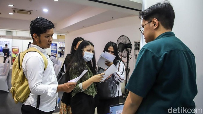 Antusias Pencari Kerja Berburu Lowongan di Job Fair