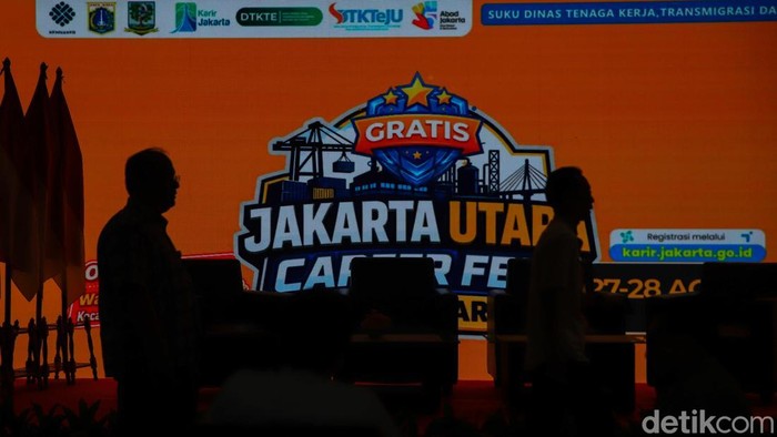 Antusias Pencari Kerja Berburu Lowongan di Job Fair