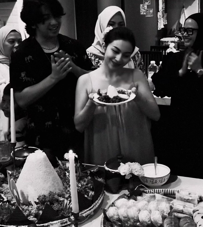 Jago Baking! Ariel Tatum Bikin Kue Ultah Sendiri hingga Lemon Posset