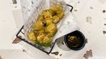 Asyiknya Minum Teh Poci Sambil Cicip Mie Goreng Kampung dan Tahu Kemul