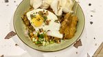 Asyiknya Minum Teh Poci Sambil Cicip Mie Goreng Kampung dan Tahu Kemul
