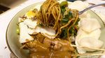 Asyiknya Minum Teh Poci Sambil Cicip Mie Goreng Kampung dan Tahu Kemul