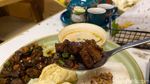 Asyiknya Minum Teh Poci Sambil Cicip Mie Goreng Kampung dan Tahu Kemul