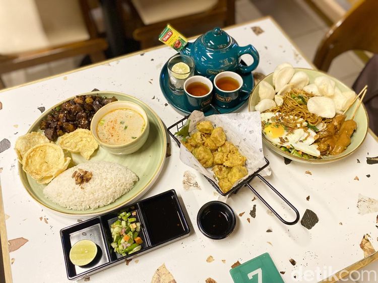 Asyiknya Minum Teh Poci Sambil Cicip Mie Goreng Kampung dan Tahu Kemul