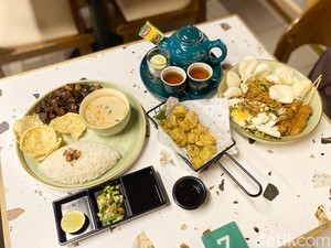Asyiknya Minum Teh Poci Sambil Cicip Mie Goreng Kampung dan Tahu Kemul