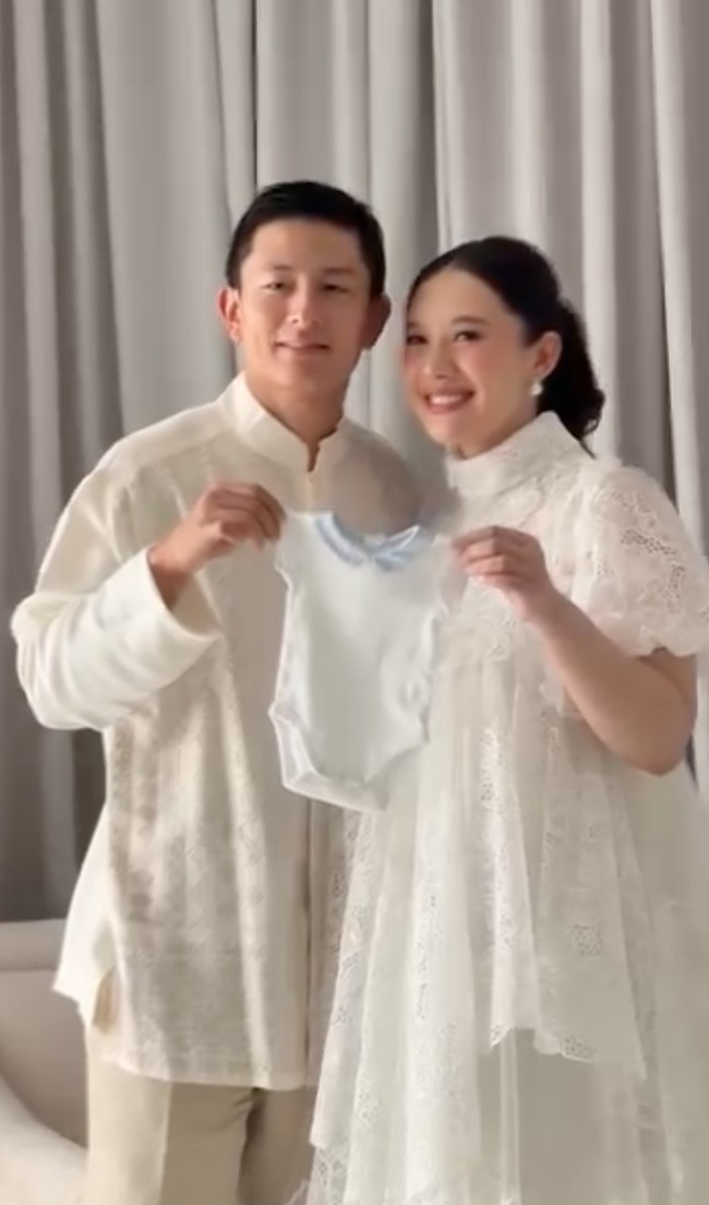 Video pemotretan maternity Athina dan Rio Haryanto dibagikan oleh MUA yang merias, Makeup by Faika Yufandi Sujudi. Dalam video singkat yang dibagikan tampak Athina dan Rio Haryanto yang tampil kompak kenakan busana bernuansa putih. Foto: Instagram/@makeupbyfaika