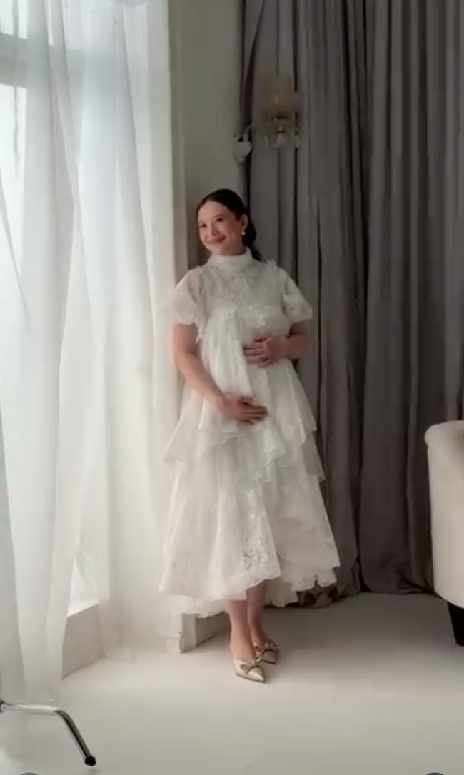Athina tampil anggun kenakan dress lace panjang dengan potongan kerah tinggi. Ia memadukan dress tersebut dengan flat shoes berwarna keemasan. Foto: Instagram/@makeupbyfaika