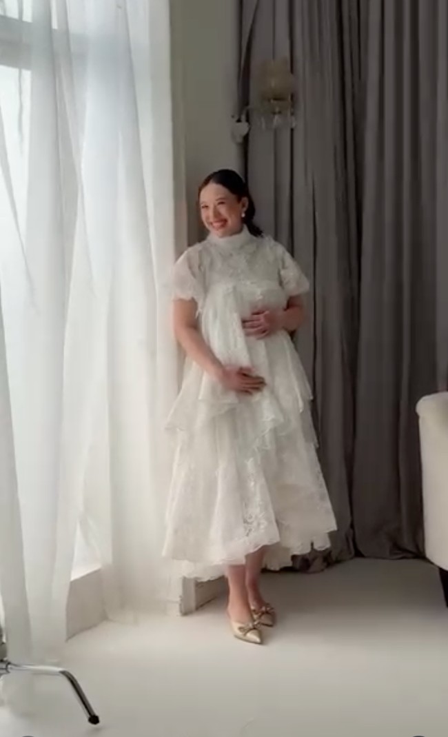 Penampilan Athina terlihat elegan dan simpel dengan rambut yang tertata rapi dan dibiarkan setengah terurai. Aksesori yang dikenakannya pun tampak minimalis, hanya sepasang anting dengan model simpel. Foto: Instagram/@makeupbyfaika