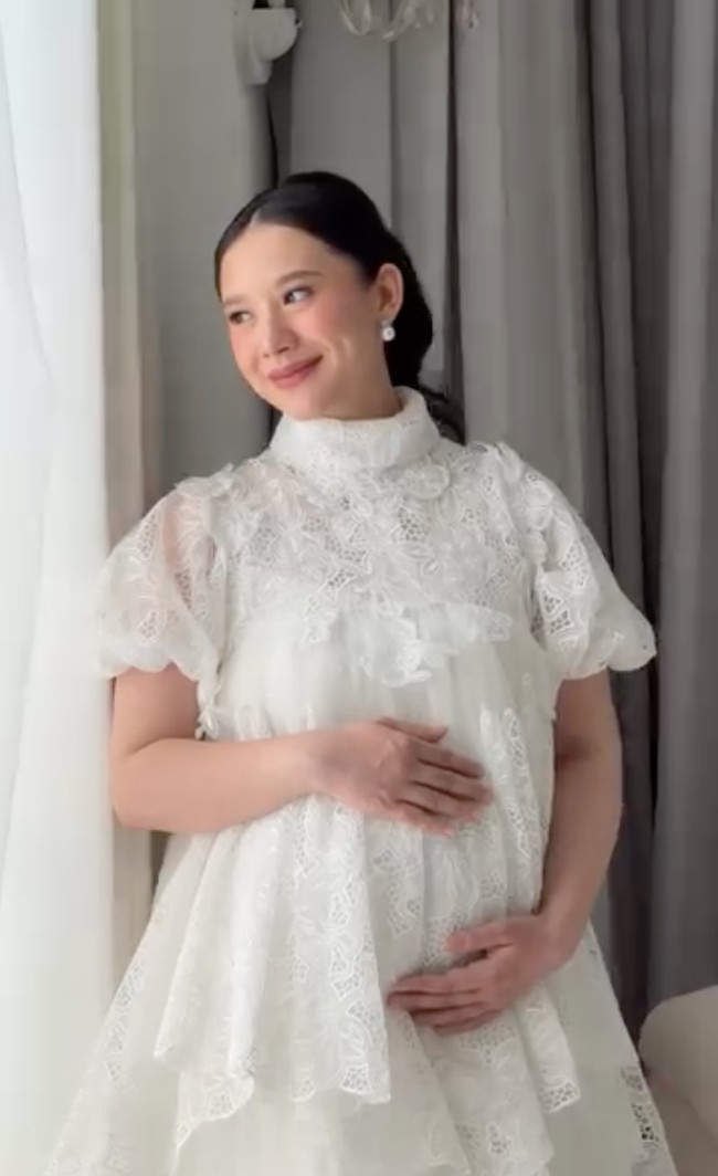 Makin cantik mempesona, wajahnya dipulas dengan riasan natural yang soft dan flawless. Tak sedikit netizen yang ikut terpesona melihat senyum manis istri pembalap Rio Haryanto tersebut. Foto: Instagram/@makeupbyfaika