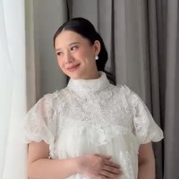 Makin cantik mempesona, wajahnya dipulas dengan riasan natural yang soft dan flawless. Tak sedikit netizen yang ikut terpesona melihat senyum manis istri pembalap Rio Haryanto tersebut. Foto: Instagram/@makeupbyfaika