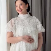 Saat ini diketahui usia kehamilan Athina sudah memasuki trimester ketiga. Sebelumnya pada Juli 2026 Athina dan Rio sudah menggelar acara syukuran 7 bulanan kehamilan (mitoni). Foto: Instagram/@makeupbyfaika