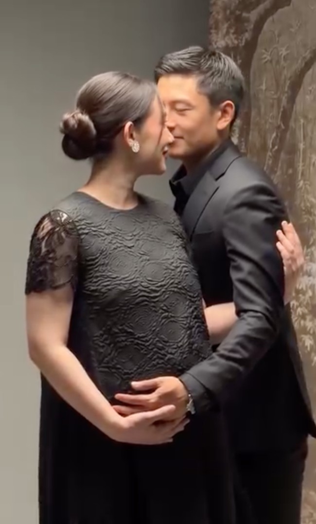Di look kedua Athina dan Rio terlihat kompak kenakan busana berwarna hitam. Keduanya pun tampak memamerkan pose mesra mereka. Foto: Instagram/@makeupbyfaika