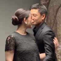 Di look kedua Athina dan Rio terlihat kompak kenakan busana berwarna hitam. Keduanya pun tampak memamerkan pose mesra mereka. Foto: Instagram/@makeupbyfaika