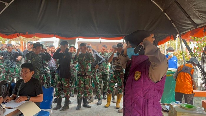 Bagian Psikologi Biro SDM Polda Kalteng diterjunkan langsung ke sejumlah posko di Kota Palangka Raya untuk tes penguatan mental, konseling hingga teknik relaksasi kepada personel yang terlibat dalam operasi karhutla. (Dok humas polda)